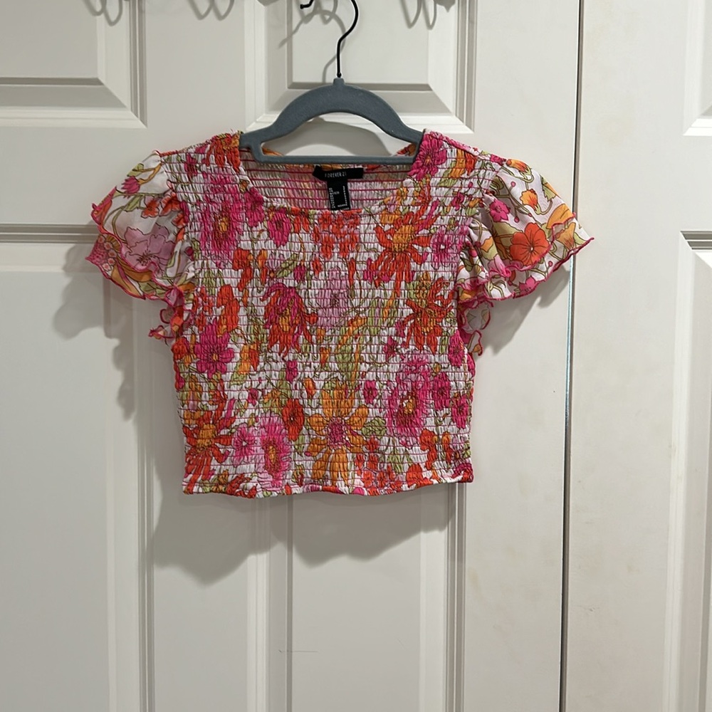 lightly used forever 21 crops t shirt. floral pattern, very stretchy, size S :)